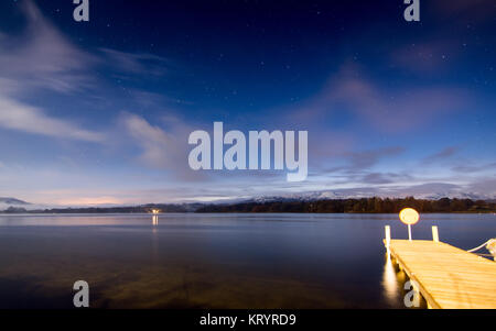 Le soleil se couche sur les montagnes couvertes de neige de Langdale, sur le lac Windermere, dans l'Angleterre du Lake District National Park. Banque D'Images