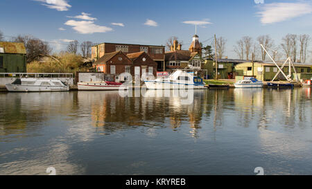 Londres, Angleterre, Royaume-Uni - 15 mars 2014 : les bateaux de plaisance sont amarrés dans la Tamise sur une journée ensoleillée à côté du bateau en décomposition des bâtiments des gares de triage et les studios Banque D'Images