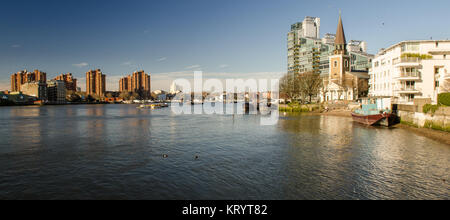 Londres, Angleterre, Royaume-Uni - 16 mars 2014 : le soleil brille sur la tour et la face ouest de l'église de Battersea et les immeubles à appartements sur la Tamise dans l'ouest de Lo Banque D'Images