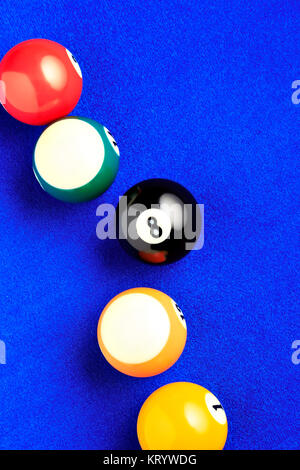 Boules de billard dans un bleu table de billard. Banque D'Images