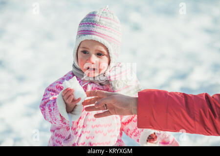 Girl jouit de la neige Banque D'Images