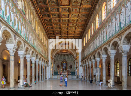 Vue vers l'absides dans la Basilique de Sant Apollinare Nuovo - Ravenna, Italie Banque D'Images