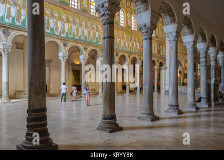 À l'intérieur de la Basilique de Sant Apollinare Nuovo - Ravenna, Italie Banque D'Images