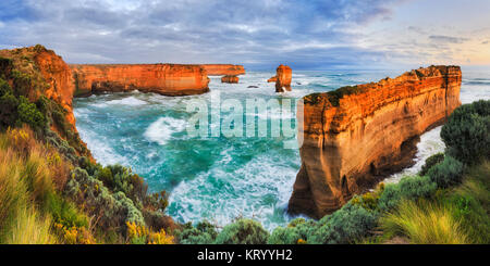 Douze Apôtres marina park sur Great Ocean Road vue vers razorback roche calcaire mince couper l'épave côte à partir de Loch Ard Gorge face au coucher du soleil. Banque D'Images