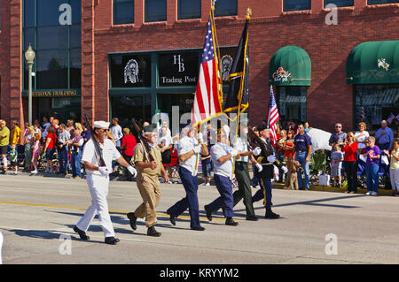 Cody, Wyoming, USA - 4 juillet 2009 - Les anciens combattants des différentes branches des forces armées marche avec l'indépendance Day Parade Banque D'Images