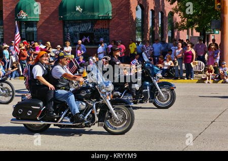 Cody, Wyoming, USA - 4 juillet 2009 - Man and Woman riding a motorcycle ensemble dans l'indépendance Day Parade Banque D'Images