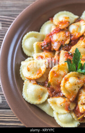 Partie de ravioli avec farce à base de viande avec sauce marinara Banque D'Images