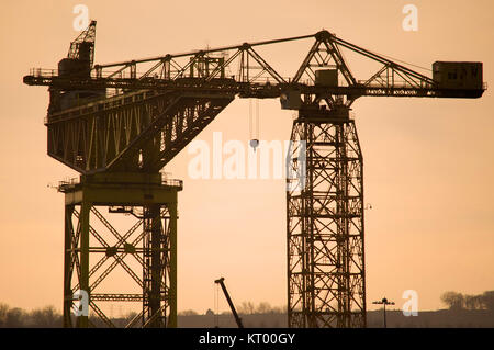 Grues en vu de Hebburn Walker, South Tyneside au coucher du soleil Banque D'Images