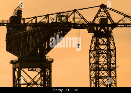 Grues en vu de Hebburn Walker, South Tyneside au coucher du soleil Banque D'Images