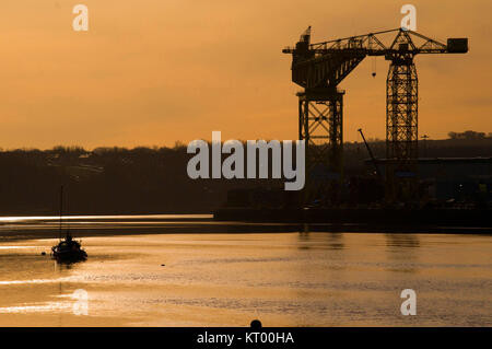 Grues en vu de Hebburn Walker, South Tyneside au coucher du soleil Banque D'Images