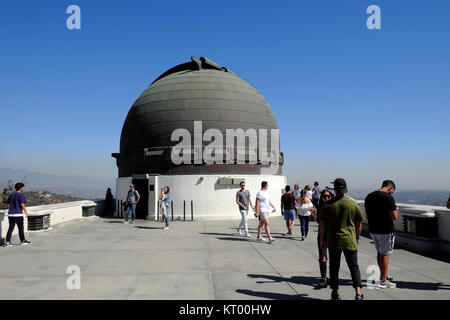 Les gens regardant la ville à l'extérieur sur le toit du bâtiment du Planétarium à Griffith Observatory, Griffith Park à LA Los Angeles Californie USA KATHY DEWITT Banque D'Images