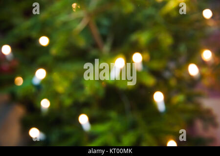 Résumé arrière-plan flou photo avec guirlande lumineux sur un arbre de Noël Banque D'Images