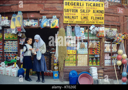 Deux jeunes filles turques traditionnelles à l'extérieur d'un magasin de proximité, magasin général ou Corner Shop, Safranbolu, Turquie Banque D'Images