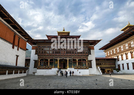 Thimphu, Bhoutan - le 9 avril 2016 : Tashichho Dzong est l'une des plus célèbres forteresses au Bhoutan et vistor et les touristes peuvent voir l'exploration autour de cette Banque D'Images