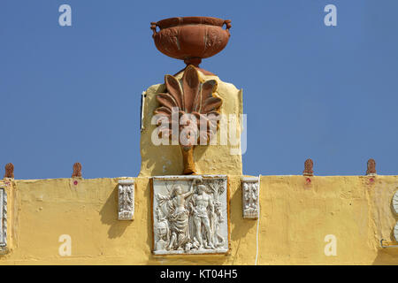 Sculptures sur le toit d'une maison dans un village grec traditionnel de Zia. L'île de Kos, Grèce Banque D'Images