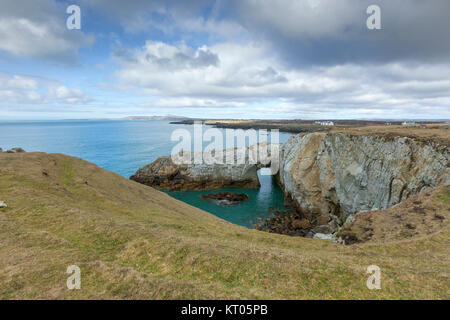 Bwa Gwyn (arche blanche), Rhoscolyn, Anglesey, Ynys Mon, Nord du Pays de Galles, Royaume-Uni Banque D'Images