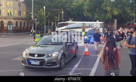 Polcie sur la scène à l'angle de Flinders Street et de Swanston Street, à Melbourne, en Australie, où plus d'une douzaine de personnes ont été blessées, certaines grièvement, et un homme a été arrêté après qu'une voiture est entrée en collision avec les piétons en dehors d'une grande gare. Banque D'Images