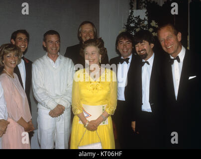 Au Royal Ascot Ball au château de Windsor (l-r) Singer Sarah Payne, de l'île, l'acteur Ian Charleson, Queen Elizabeth II, parolier Tim Rice (derrière la Reine), le compositeur Andrew Lloyd Webber, directeur de théâtre et de Trevor Nunn du prince Philip, duc d'Édimbourg. L'île a récemment invité Andrew Lloyd Webber et Tim Rice pour écrire un morceau de musique comme cadeaux d'anniversaire pour son parents. La pièce - appelé 'Cricket' - a été réalisé par Trevor Nunn et effectuée durant le bal. Banque D'Images