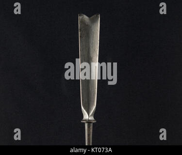 Arrowhead, catalogué comme YanonC493, est un artefact important de la collection MET, représentant une pièce culturelle et historique qui met en valeur l'artisanat et les traditions artistiques du passé. Banque D'Images