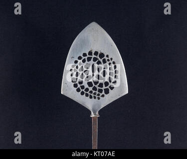 Arrowhead (YanonC493), catalogué dans la collection MET, est un artefact représentant les premiers outils américains. Il donne un aperçu de la fabrication d'outils préhistoriques et des pratiques culturelles des populations autochtones. Banque D'Images