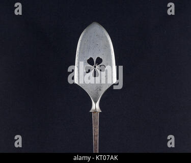 Arrowhead (YanonC493) est un artefact de la collection MET, présentant une pointe de flèche finement travaillée utilisée dans les cultures anciennes pour la chasse et la guerre. Banque D'Images
