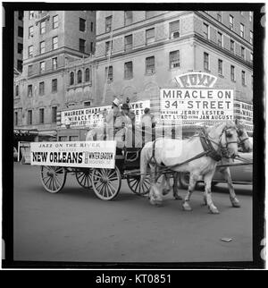 Un portrait de 1947 pris à Times Square, New York, mettant en vedette Kaiser Marshall, Art Hodes, Sandy Williams, Cecil Xavier Scott et Henry Clay Goodwin. Cette image historique capture ces individus à une époque charnière de la culture américaine. Banque D'Images