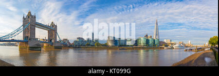 Londres - le panorama avec le Tower Bridge et hôtel de ville de Riverside dans la lumière du matin. Banque D'Images