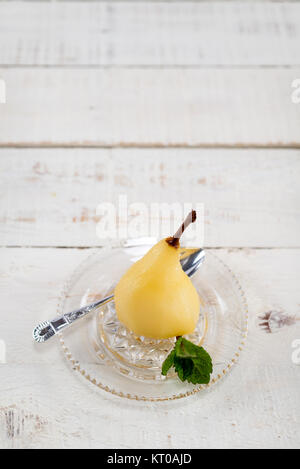 Vin blanc et poire pochée aux épices. Banque D'Images