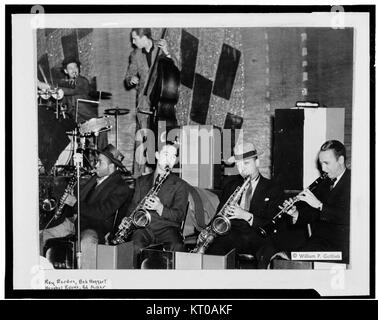 (Portrait de Ray Bauduc, Herschel Evans, Bob Haggart, Eddie Miller, Lester Young, et Matty Matlock, Howard Theatre, Washington, D.C., ca. 1941) (4843735608) Banque D'Images