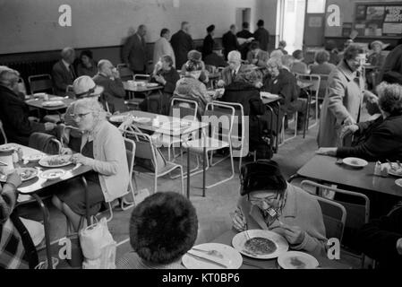 La pauvreté est de Londres des années 1970, le Club, pour quelques shillings résidants âgés pourrait acheter un repas et ou de thé et rencontrer des amis. 70s UK en Angleterre. HOMER SYKES Banque D'Images