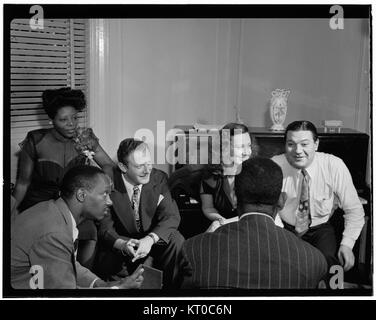 (Portrait de Tadd Dameron, Mary Lou Williams, Milt Orent, Dixie Bailey, Jack Teagarden, et Dizzy Gillespie, Mary Lou Williams' vacances, New York, N.Y., ca. July 1947) (5475990477) Banque D'Images