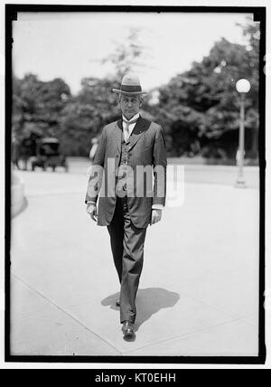 Cette image montre Ben Johnson, un athlète olympique, marchant lors d'une apparition ou d'un événement public. Johnson est reconnu pour ses réalisations en sprint et est considéré comme l'un des sprinters les plus rapides de l'histoire olympique. Banque D'Images