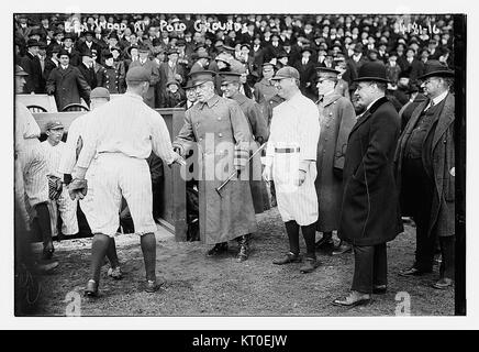 Cette photographie capture Wild Bill Donovan, un célèbre joueur de baseball, serrant la main d'un joueur Yankee non identifié au Polo Grounds de New York. L'image reflète un moment d'interaction entre les personnages clés du sport pendant un match ou un événement. Banque D'Images
