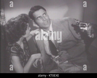 Beverly Garland et Henry Hart jouent dans le film noir « DOA » de 1950. Garland joue un rôle clé dans l'intrigue remplie de suspense, qui suit un homme qui cherche à percer le mystère de son propre empoisonnement. Banque D'Images