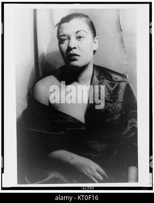 Billie Holiday, également connue sous le nom de Lady Day, était une chanteuse de jazz américaine emblématique dont la voix émotionnelle et émouvante a façonné le genre. Elle est considérée comme l'une des musiciens de jazz les plus influentes du XXe siècle, connue pour son style vocal unique et ses contributions à la musique. Banque D'Images