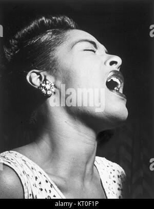 'Billie Holiday 0001 original' fait probablement référence à une photographie ou une œuvre d'art originale de Billie Holiday, la célèbre chanteuse américaine de jazz et de blues. L'image capture son style distinctif et sa présence, contribuant à l'histoire visuelle de la musique jazz. Banque D'Images