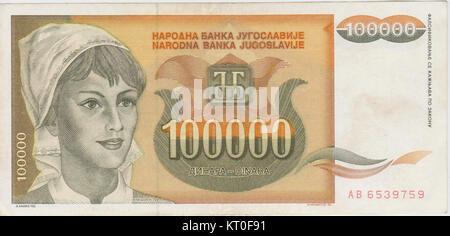 Ce billet de 100 000 dinars yougoslaves de 1993 a été émis pendant une période d'instabilité économique dans la région. Le billet met en valeur la monnaie utilisée lors de l'éclatement de la Yougoslavie et l'hyperinflation qui a affecté le pays. Banque D'Images
