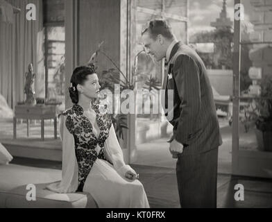 Blood on the Sun est un film de guerre américain de 1945 qui se déroule pendant la première Guerre mondiale. Le film explore les thèmes de l'espionnage et du théâtre du Pacifique, en se concentrant sur les opérations de renseignement et les conflits en temps de guerre. Banque D'Images