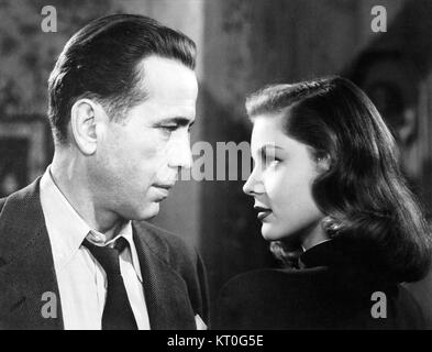 Humphrey Bogart et Lauren Bacall ont joué dans le film classique de 1946 *The Big Sleep*, un film noir réalisé par Howard Hawks. Le film est connu pour son intrigue complexe, ses performances emblématiques et ses dialogues nets. Banque D'Images