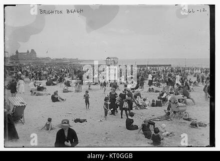 Brighton Beach, situé à Brooklyn, New York, est une destination balnéaire populaire connue pour sa promenade animée, sa communauté russophone et sa proximité de Coney Island. Il reste un lieu classique pour les loisirs estivaux et les festivités culturelles. Banque D'Images