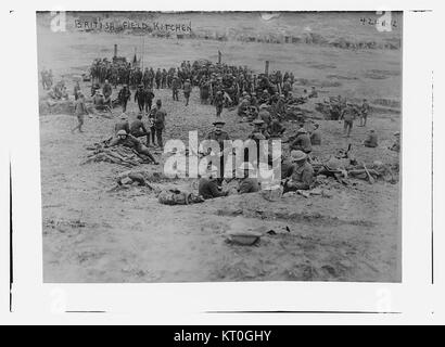 La cuisine de campagne britannique, photographiée pendant la première Guerre mondiale, représente la logistique militaire et l'importance de la subsistance des troupes sur le terrain. La cuisine a été un élément essentiel des opérations sur le champ de bataille, fournissant de la nourriture et du soutien essentiels aux soldats. Banque D'Images