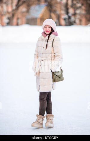 Happy young woman on patinoire en plein air Banque D'Images