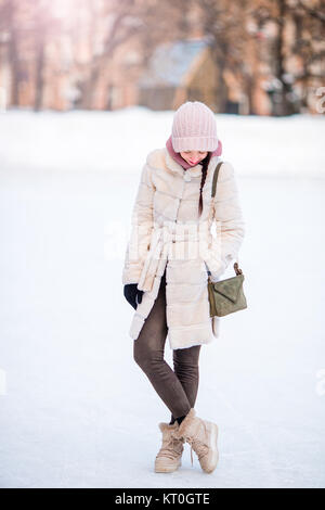 Happy young woman on patinoire en plein air Banque D'Images