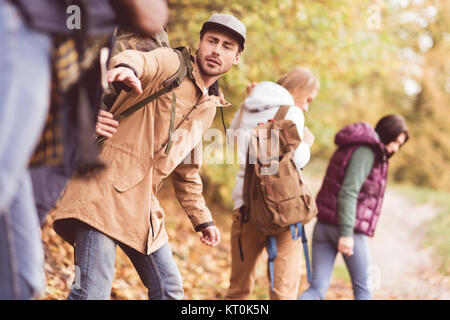 Les amis backpackers en forêt d'automne Banque D'Images