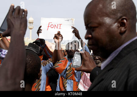 Les résidents célèbrent Foni Président Adama du Garrot d'une année à l'Anniversaire Buffer-Zone football park à Latrikunda, Gambie Banque D'Images