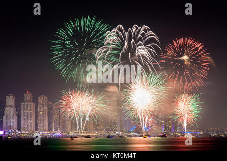 Tha 45e Fête nationale des EAU d'artifice dans la Marina de Dubaï. Emirats Arabes Unis, Moyen Orient Banque D'Images