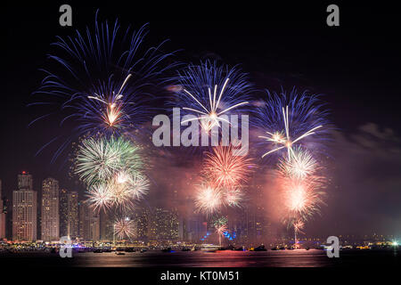 Tha 45e Fête nationale des EAU d'artifice dans la Marina de Dubaï. Emirats Arabes Unis, Moyen Orient Banque D'Images