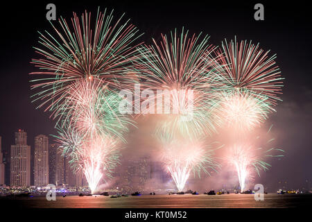 Tha 45e Fête nationale des EAU d'artifice dans la Marina de Dubaï. Emirats Arabes Unis, Moyen Orient Banque D'Images