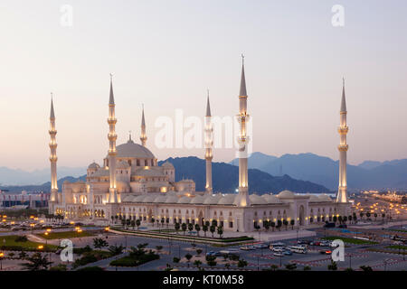 La nouvelle grande mosquée de Sheikh Zayed à Dubaï illuminée la nuit. Emirats Arabes Unis, Moyen Orient Banque D'Images
