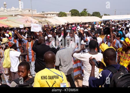 Les résidents célèbrent Foni Président Adama du Garrot d'une année à l'Anniversaire Buffer-Zone football park à Latrikunda, Gambie Banque D'Images